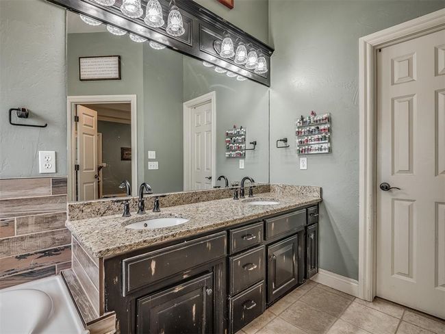 10711 Crystal Creek Dr, House other with 5 bedrooms, 3 bathrooms and null parking in Mustang OK | Image 24
