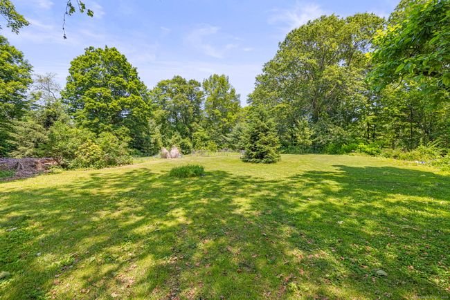 Large, flat side yard | Image 7