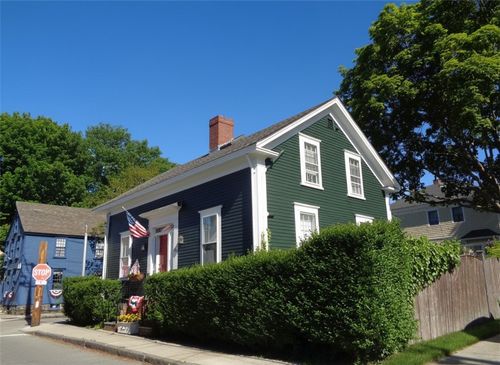 43 Poplar St, Newport, RI, 02840-2437 | Card Image