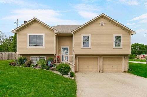 1821 Kenwood Dr, Blue Springs, MO, 64014-4218 | Card Image