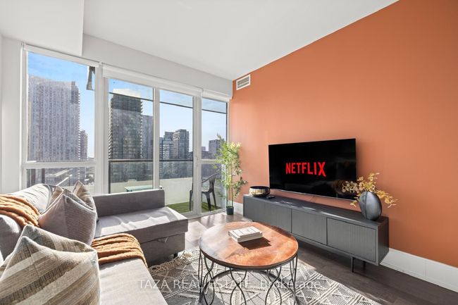 1231 - 560 Front St W, Condo with 3 bedrooms, 2 bathrooms and 1 parking in Toronto ON | Image 9