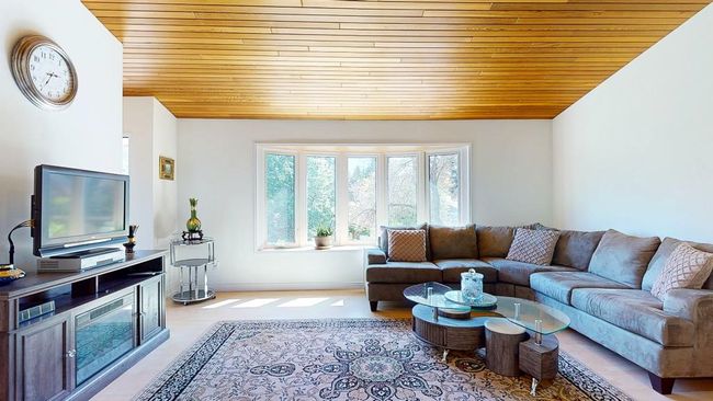 Living area with vaulted wooden ceiling | Image 9
