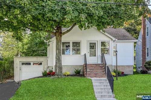 8 Parkway E, Caldwell, NJ, 07006-6008 | Card Image