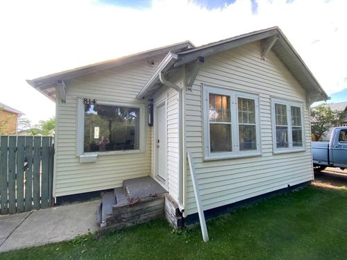 814 12 Street N, Lethbridge, AB, T1H2H6 | Card Image