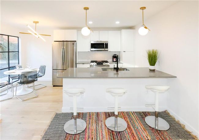 Kitchen with appliances with stainless steel finishes | Image 4