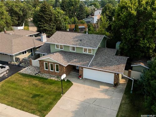 1287 Simcoe St, House with 5 bedrooms, 4 bathrooms and 4 parking in Moose Jaw SK | Card Image