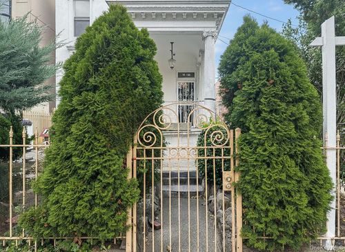 14 Astoria Park S, Astoria, NY, 11102-3558 | Card Image