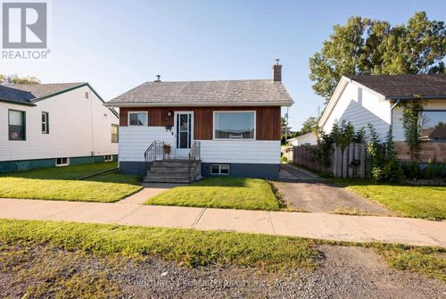 218 Christina St E, Thunder Bay, ON, P7E4N7 | Card Image
