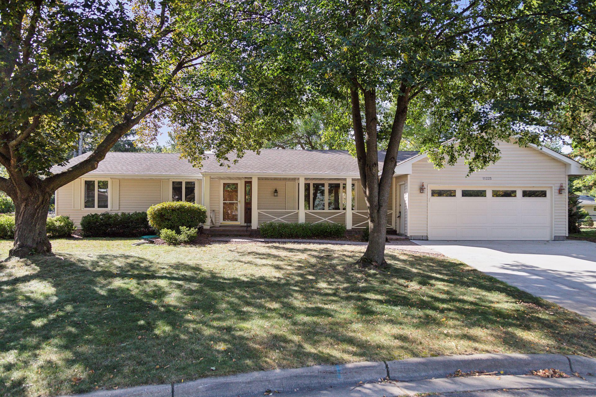 Lewis Ct, Burnsville, MN 55337