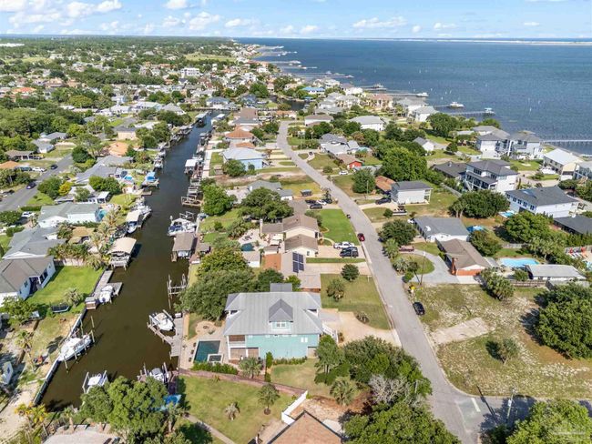 3332 Laurel Dr, House other with 3 bedrooms, 2 bathrooms and 4 parking in Gulf Breeze FL | Image 37