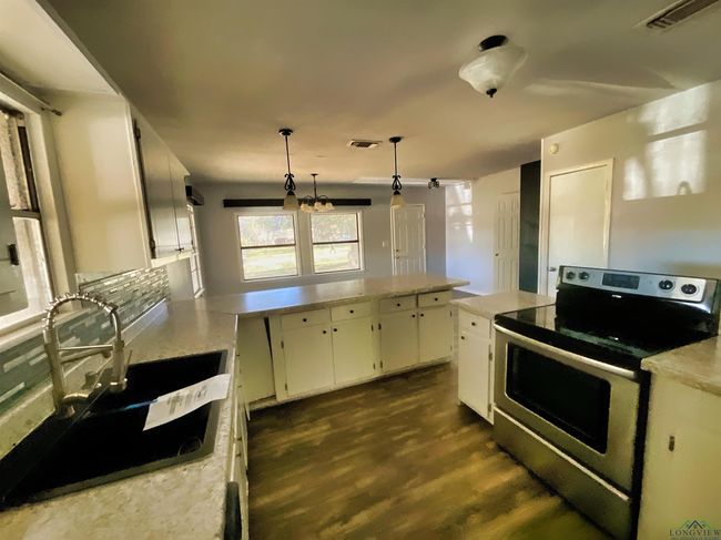 1004 W Sabine St, House other with 2 bedrooms, 2 bathrooms and null parking in Carthage TX | Image 4