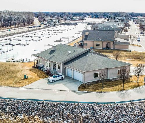 905 Southport Loop, Bismarck, ND, 58504-7090 | Card Image