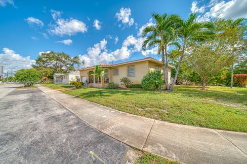 511 Nw 39th Ave, MIAMI, FL, 33126-5617 | Card Image