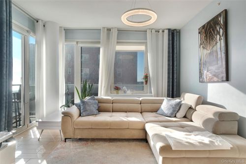 5d-118 Ocean Prom, Far Rockaway, NY, 11694 | Card Image