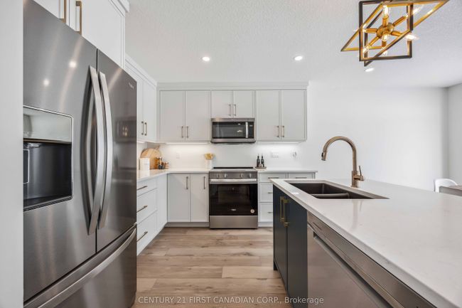 483 Huron St, House other with 3 bedrooms, 3 bathrooms and 2 parking in Wyoming ON | Image 11