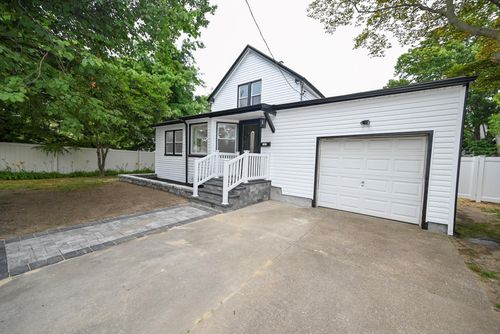 520 Farrington Rd, Oceanside, NY, 11572-1119 | Card Image