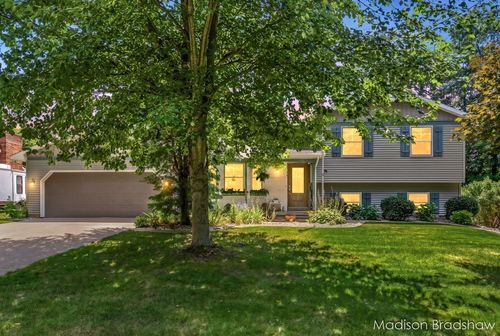 1720 Scott Creek Dr Ne, Belmont, MI, 49306-9784 | Card Image