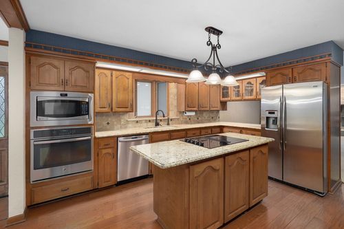 635 Valley View Dr, Mount Vernon, MO, 65712-1227 | Card Image