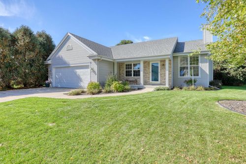 419 Majeskie Drive, Pewaukee, WI, 53072 | Card Image