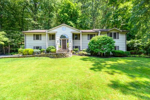 65 Mcintosh Rd, Stamford, CT, 06903-1833 | Card Image