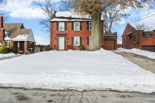 49 Pocono Dr, Pittsburgh, PA, 15220-3205 | Card Image