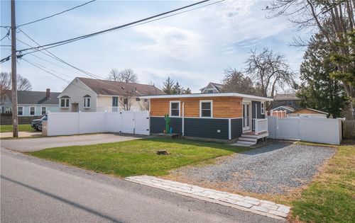100 Renfrew Avenue, Middletown, RI, 02842 | Card Image