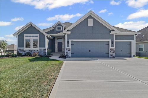 10205 N Winchester Ave, Kansas City, MO, 64156-7933 | Card Image