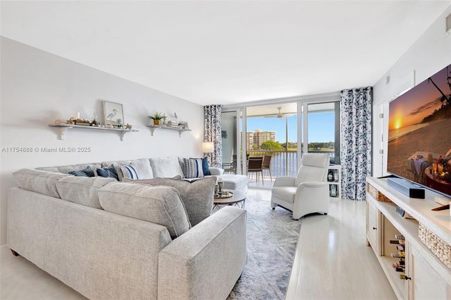 APT-305 - 3091 N Course Dr, Condo with 2 bedrooms, 2 bathrooms and null parking in Pompano Beach FL | Image 5