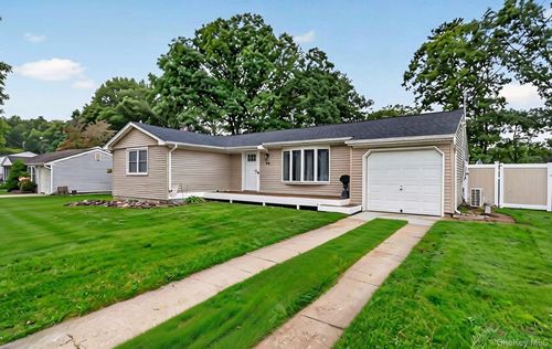 368 Randall Rd, Ridge, NY, 11961-2108 | Card Image