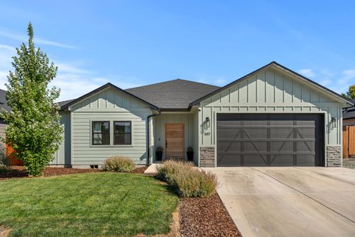 997 Arrowhead Trl, Eagle Point, OR, 97524-8615 | Card Image