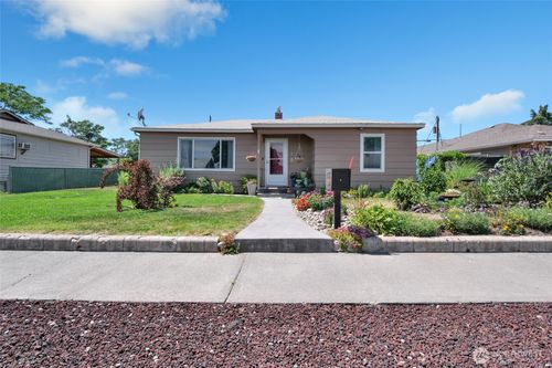 1118 W Cascade Ave, Moses Lake, WA, 98837-2030 | Card Image