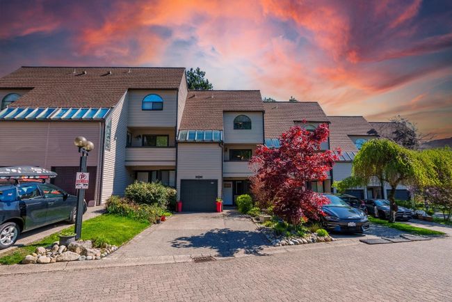 8575 Woodgrove Place, Townhouse with 4 bedrooms, 3 bathrooms and 3 parking in Burnaby BC | Image 1