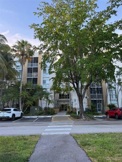 503 - 9805 Nw 52nd St, Condo with 2 bedrooms, 2 bathrooms and null parking in Doral FL | Image 2