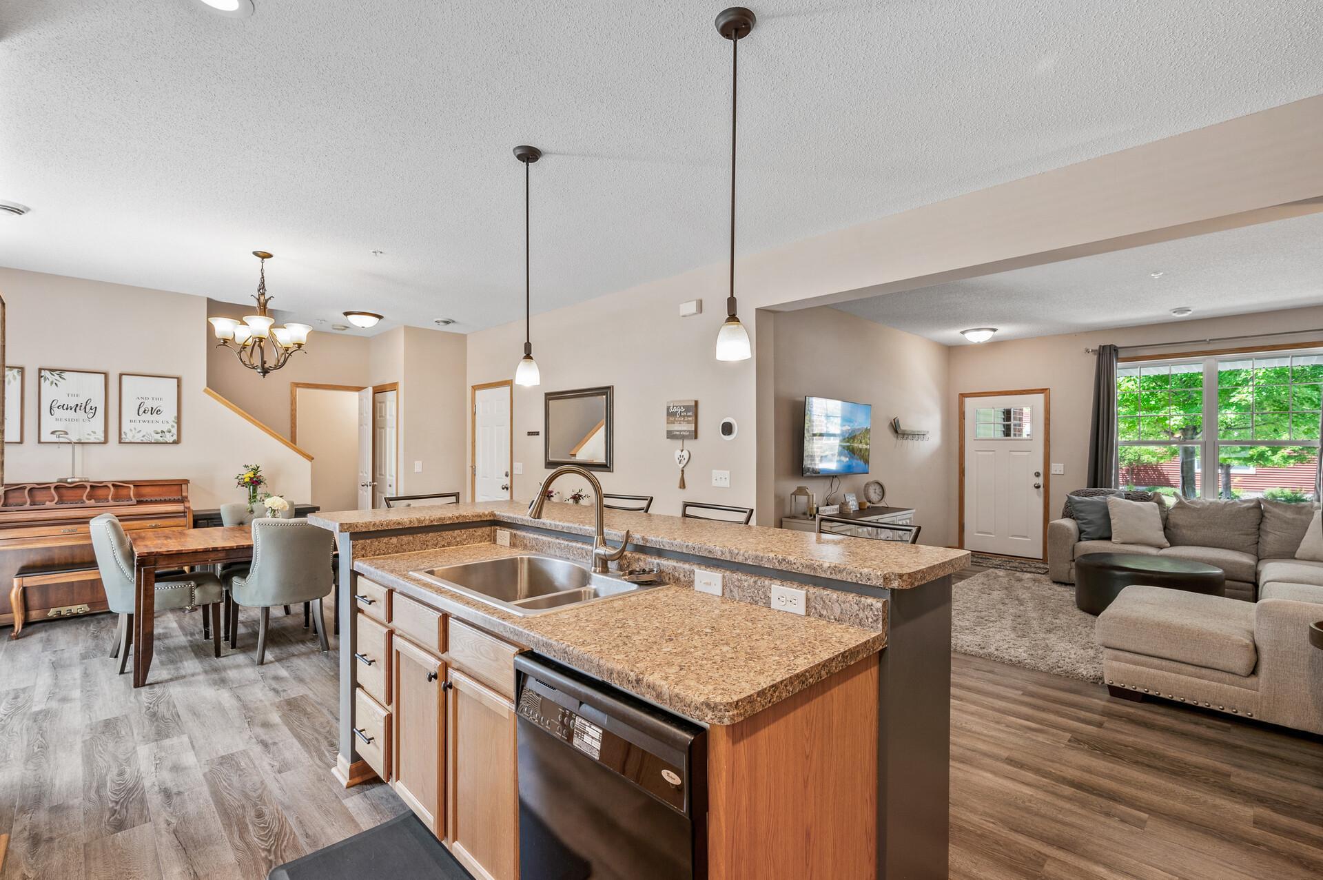 Scott Cir, Minneapolis, MN 55443