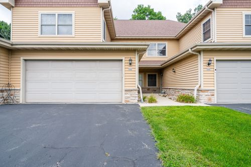 946 Autumn Ridge Ln, Hartford, WI, 53027-2805 | Card Image