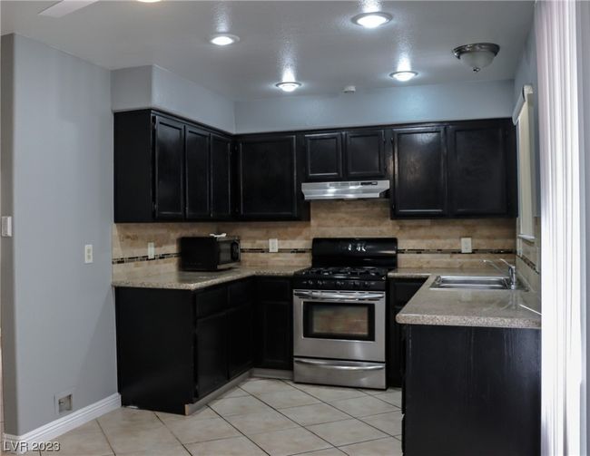 Granite countertops and beautiful backsplash! | Image 6