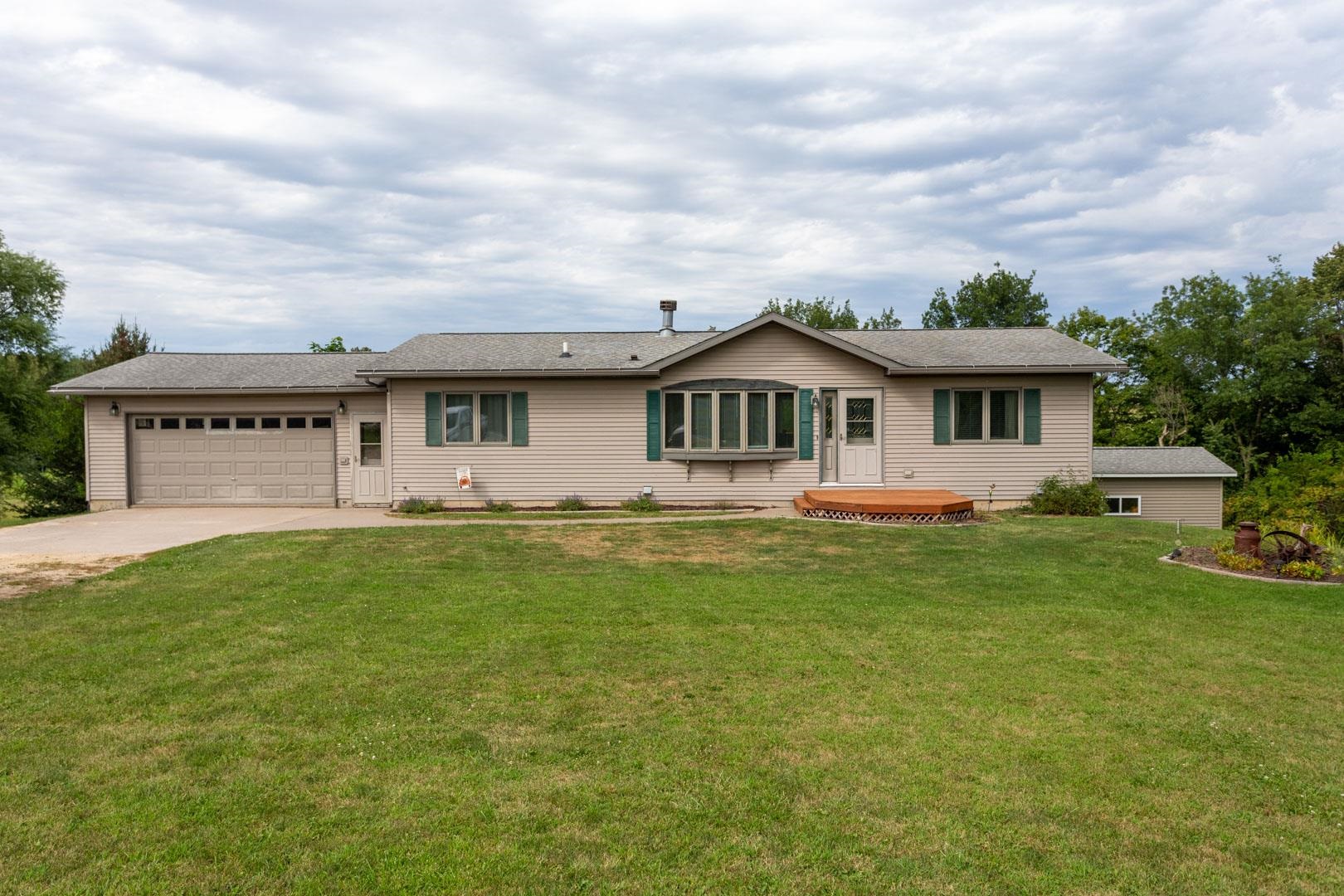 Whispering Bluffs Ln, Cassville, WI 53806