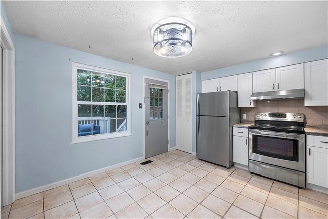 Eat-In-Kitchen is extra large | Image 14