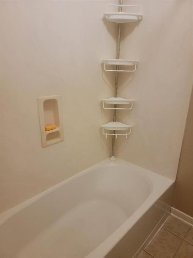 Guest bathroom tub/shower. | Image 14