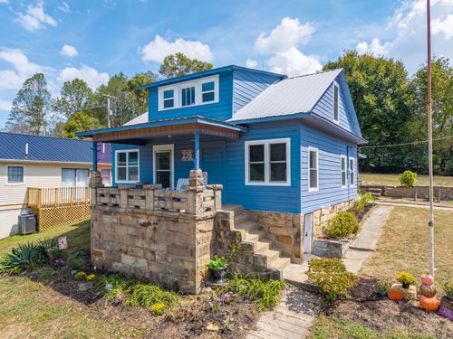 239 Railroad Ave, Manchester, KY, 40962-1013 | Card Image