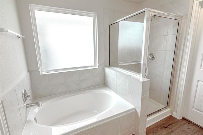 Shower with separate soaking tub | Image 24