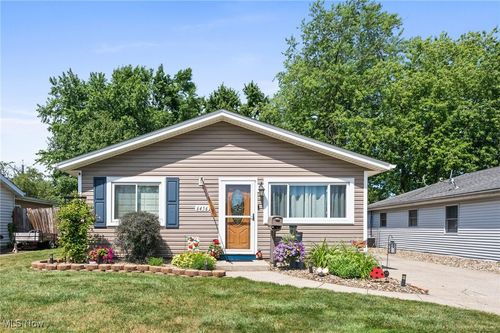 6456 Edgehurst Dr, Brook Park, OH, 44142-3722 | Card Image