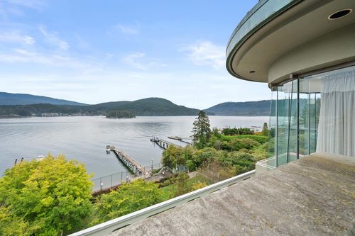 828 Beachview Dr, North Vancouver, BC, V7G1R1 | Card Image