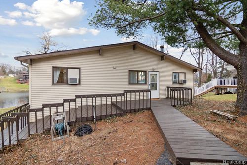 231 Pine Hill Lake Dr, Horton, MI, 49246-9618 | Card Image