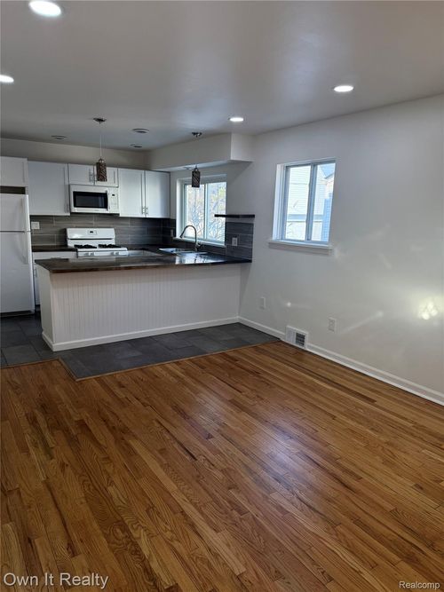 641 E Brockton Ave, Madison Heights, MI, 48071-4323 | Card Image