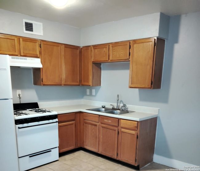 APT-8A - 2500 Avenue, Condo with 2 bedrooms, 1 bathrooms and null parking in Hondo TX | Image 10
