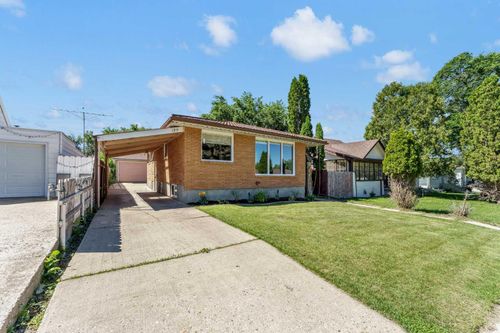 129 7 St Se, Medicine Hat, AB, T1A1J4 | Card Image