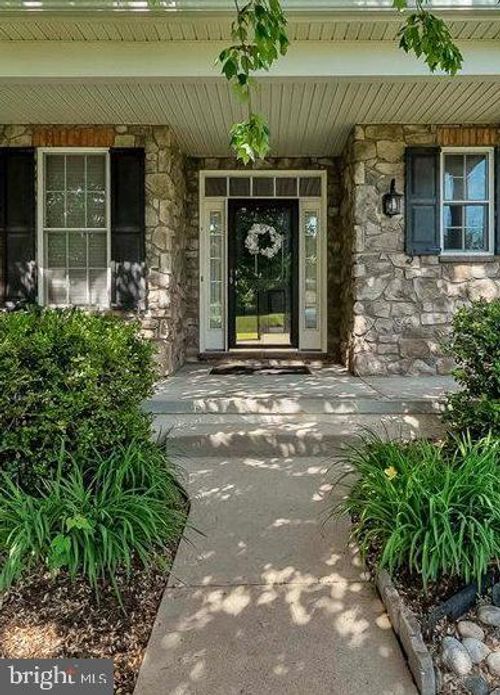 4 N Henley Dr, AVONDALE, PA, 19311-1451 | Card Image