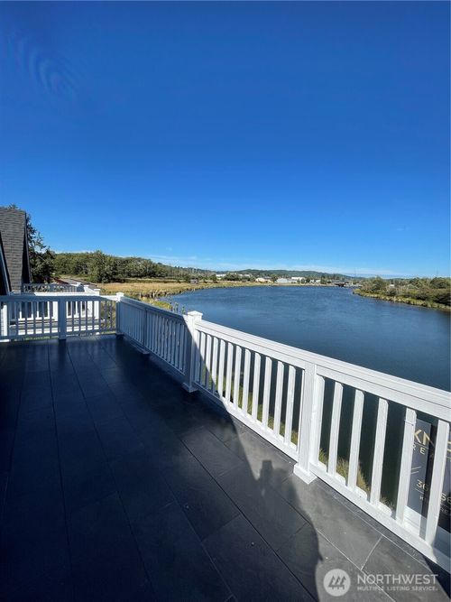 345 Island Ln, Raymond, WA, 98577-3204 | Card Image