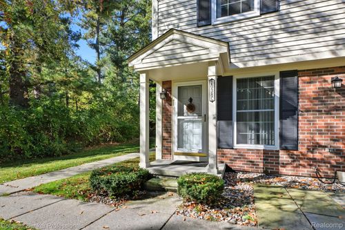 75-2038 Hidden Meadows Dr, Walled Lake, MI, 48390-2587 | Card Image